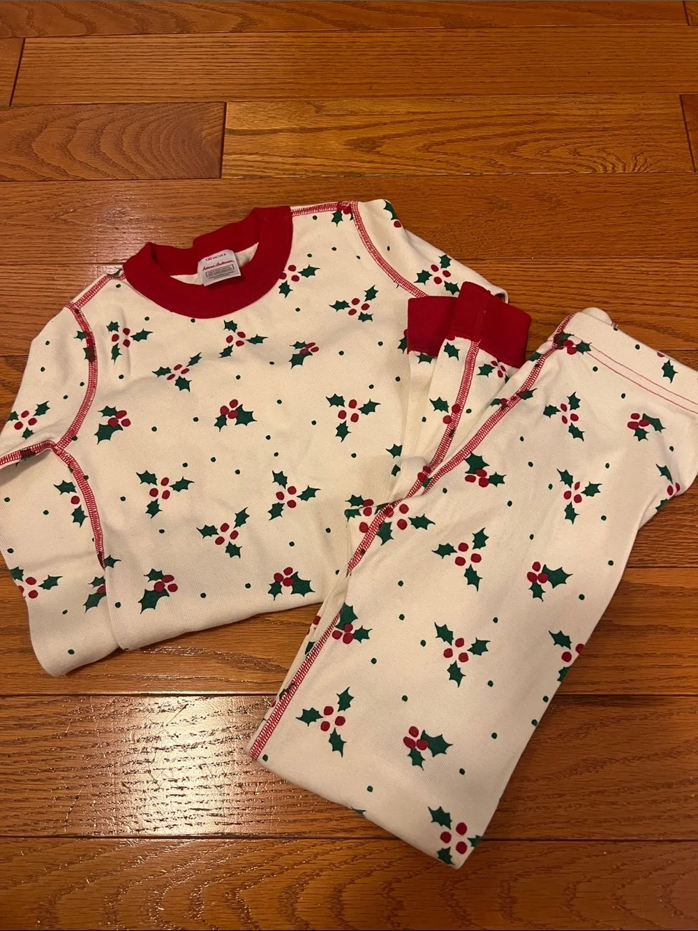 Hanna Andersson Cream Holiday Holly Pajama Set with Red Trim